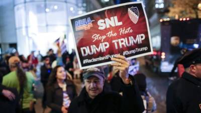 Los manifestantes latinos protestaron en Nueva York contra la cadena NBC y Donald Trump.