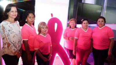 Miembros de la Liga contra el Cáncer, Municipalidad y sobrevivientes de cáncer de seno realizan la iluminación de su flama rosa.