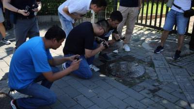 WU03. PEKÍN (CHINA), 26/07/2018.-Varios periodistas graban imágenes de las manchas de sangre en el suelo cerca de la Embajada de Estados Unidos tras producirse una explosión en Pekín (China) hoy, 26 de julio de 2018.Un pequeño artefacto estalló hoy en las afueras de la Embajada de Estados Unidos en Pekín y causó heridas al autor del incidente, informaron testigos presenciales y un portavoz de la propia legación. EFE/ Wu Hong