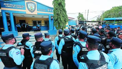 Centenares de policías llegaron ayer al sector Lomas del Carmen.