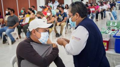 Personal del sector educativo asiste a una jornada de vacunación para recibir su dosis de refuerzo contra la COVID-19.