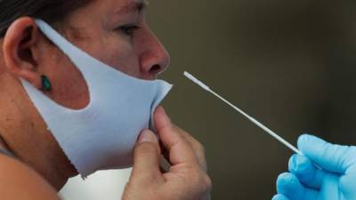 Una paciente de hace la prueba para Covid-19 en un hospital de la ciudad de Panamá. El país se mantiene como el más afectado de la región por el número de contagios.