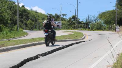 En la carretera que conduce a la aldea El Ajagual el pavimento se partió en dos.