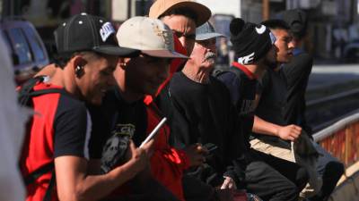 Un grupo de migrantes esperando afuera de un refugio para poder cruzar la frontera hacia Estados Unidos, en Ciudad Juárez.