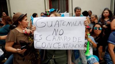 Manifestantes guatemaltecos protestan contra el convenio de asilo pactado entre los Gobiernos de Donald Trump y Jimmy Morales./EFE.