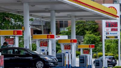 Vista de clientes que buscan tanquear sus vehículos en una estación de gasolina en Decatur, Georgia, el 6 de mayo de 2022.