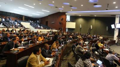 Los diputados se aprestaban anoche a aprobar el Presupuesto General de la República pero esa misión se dejó para este fin de semana.