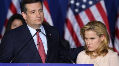 El senador Ted Cruz anoche junto a su esposa Heidi al declinar sus aspiraciones por los resultados que favorecieron a Donald Trump.
