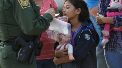 Una menor salvadoreña es detenida por los agentes en la frontera de EUA.