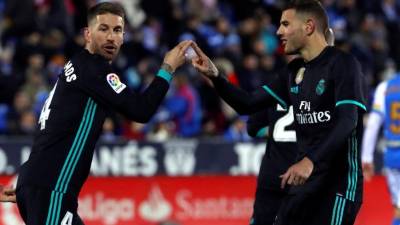 GRAF6764. LEGANÉS (MADRID), 21/02/2018.- El defensa del Real Madrid Sergio Ramos (i) celebra con su compañero Theo Hernández el tercer gol de su equipo ante el Leganés, en partido aplazado de liga que se disputa esta noche en el estadio de Butarque. EFE/Kiko Huesca