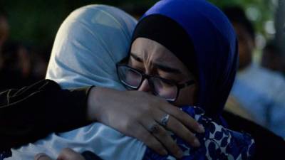 Dos mujeres se abrazan frente a una de las mezquitas en donde ocurrió la masacre.