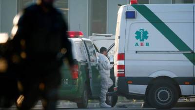 Carabineros de Chile inspeccionan el Casino Monticello donde dos personas murieron y otras cuatro resultaron heridas en Santiago de Chile. EFE