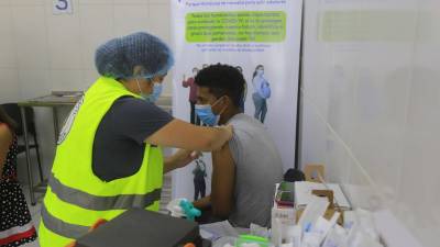 Más de 13 millones de dosis de la vacuna anticovid se han aplicado; el hospital móvil de San Pedro Sula tiene pocos pacientes ingresados.