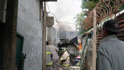 Bomberos acudieron al lugar para sofocar las llamas, pero uno de los cuartos estaban los cuerpos sin vida de la madre y su hija de dos años de edad.