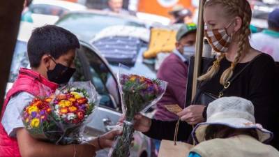 Un menor de edad en Venezuela laborando como vendedor ambulante. Fotografía: EFE.