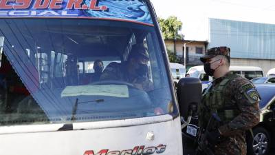 Bukele ordenó a los militares conducir los autobuses decomisados a una empresa de transporte.