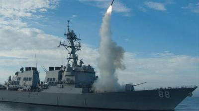 La Marina norteamericana bombardeó hoy la base aérea siria de Shayrat como represalia al ataque con armas químicas.