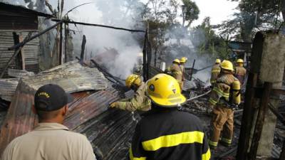 Una vivienda quedó totalmente destruida en la colonia Carmen Elena de La Ceiba. Posiblemente un corto circuito habría provocado el fuego. Foto Esaú Ocampo