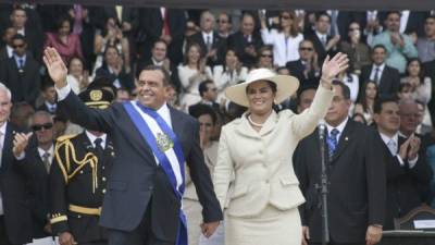 El mandatario Porfirio Lobo, en su ceremonia de investidura, estuvo siempre acompañado de su esposa Rosa Elena de Lobo.
