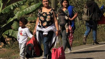 Mujeres de la segunda caravana de migrantes hondureños caminan con sus hijos el 15 de enero de 2019, en la aduana de Agua Caliente (Honduras). EFE