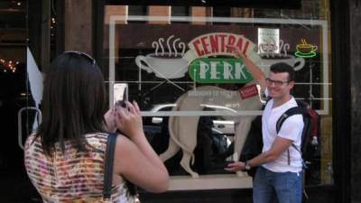 Se cumplen 20 años del estreno de la serie 'Friends' y para celebrarlo este miércoles se inauguró en Nueva York la réplica del mítico 'Central Perk'.