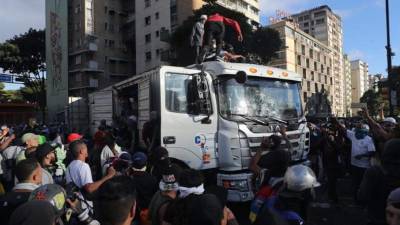 Miles de manifestantes fueron registrados este miércoles al protestar contra el Gobierno del presidente de Venezuela, Nicolás Maduro, en Caracas (Venezuela). EFE