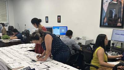 Personal del consulado hondureño en Charlotte, Estados Unidos.