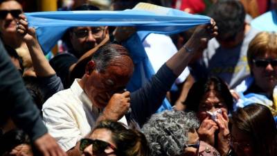 os familiares siguen en las afueras de la Naval de Mar del Plata esperando noticias de sus familiades desaparecidos.