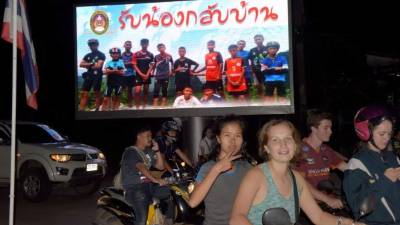 El avance de las operaciones alegró a los allegados y familiares de los chicos.