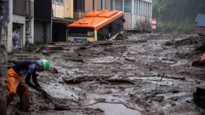 Dos personas murieron y una veintena están desaparecidas por un deslizamiento de tierra que sepultó varias viviendas en el centro de Japón tras días de intensas lluvias, indicaron las autoridades locales.