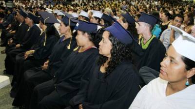 Decenas de alfabetizados recibieron su diploma de sexto grado en una ceremonia celebrada en la Escuela Internacional Sampedrana. foto: cristina santos
