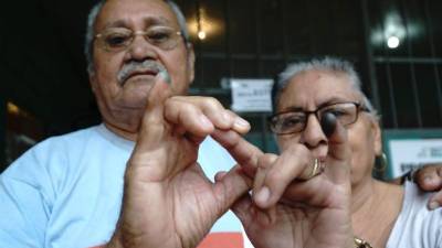 Los esposos Varela llegaron temprano a votar.