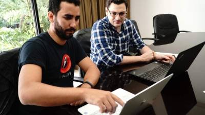 El programador Ricardo Irías y el arquitecto José Ángel Rodríguez forman parte del equipo organizador del hackathon “Reto Smart City San Pedro Sula 2017”. Foto: Yoseph Amaya