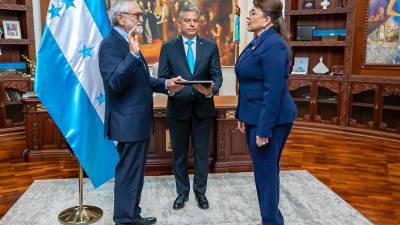 Salvador Moncada en el momento en que jura como el primer embajador de Honduras en China.