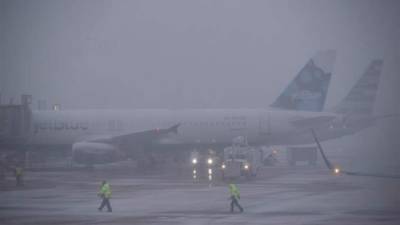 Aerolíneas cancelaron cientos de vuelos en Nueva York, Washington DC y Virginia por la tormenta invernal./EFE.