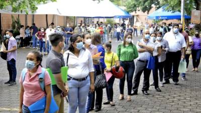 Centenares de personas acudieron en busca de empleo a la primera feria laboral que recién tuvo la parroquia San Vicente de Paúl en San Pedro Sula.