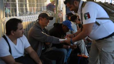 Más de 3,000 migrantes hondureños han recibido una tarjeta humanitaria que les permite transitar por México./AFP.