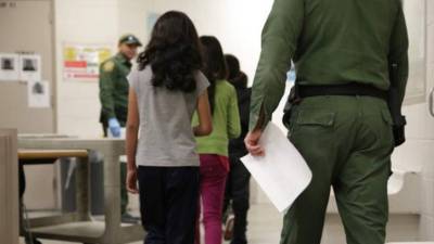 Decenas de niños migrantes lograr que el gobierno de EUA los dejara pasar y reunirse con sus padres.