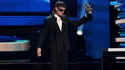 Peso Pluma se convirtió en el artista más galardonado de la noche.