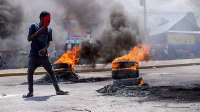 Un hombre observa varios neumáticos ardiendo durante una protesta este lunes, en Puerto Príncipe (Haití). EFE/Jean Marc Herve Abelard