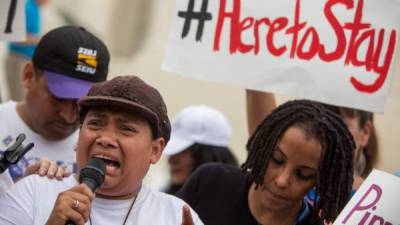 Una inmigrante salvadoreña reacciona tras la sentencia del Supremo contra las medidas migratorias dictadas por el presidente Obama.