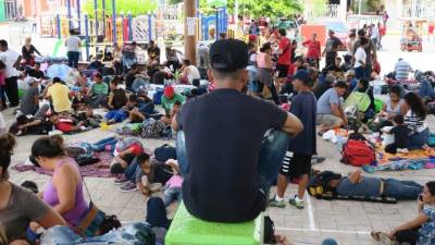 Migrantes centroamericanos descansan en la población de Mapastepec, en el estado de Chiapas. EFE