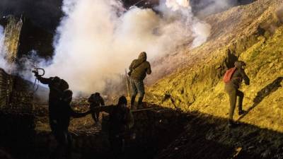 Un centenar de los cerca de 1,500 centroamericanos de una gran caravana que permanecen en la ciudad mexicana de Tijuana intentaron cruzar durante la noche de Año Nuevo hacia Estados Unidos pero retrocedieron ante una fuerte movilización de la patrulla fronteriza.
