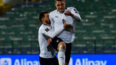La selección de Italia venció por 2-0 este domingo en su visita a la de Bulgaria. Foto AFP.