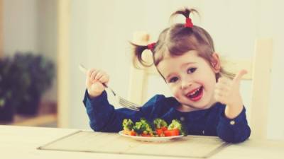 Mantenga las porciones pequeñas, los niños no necesitan comer la misma cantidad que los adultos.