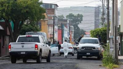 Peritos forenses laboran este sábado en la zona de un enfrentamiento en la ciudad de Morelia en el estado de Michoacán (México). EFE/Ivan Villanueva