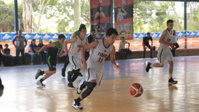 El jugador de losTigers, Cristian Sauceda conduce el balón durante el partido de semifinales .