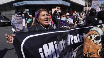 Organizaciones feministas conmemoran el Día de la mujer hondureña exigiendo el fin de la violencia, donde unas 300 murieron violentamente en 2022, y marchando hasta donde tiene lugar la instalación del segundo período de sesiones del Parlamento, hoy en Tegucigalpa.