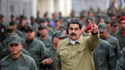 El presidente de Venezuela, Nicolás Maduro, alzando el puño mientras habla a los miembros de las Fuerzas Armadas Nacionales Bolivarianas. Foto: AFP/Presidencia venezolana