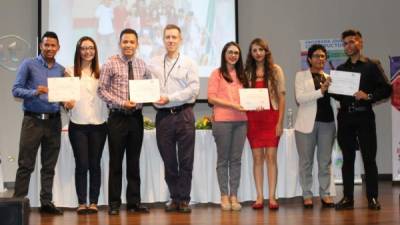 Laura Fajardo coordinadora de desarrollo comunitario de FUNADEH, Conor Walsh, representante de país de Catholic Relief Services, CRS, para Honduras, Maritza Agüero del INFOP y Carolina Castrillo, directora de Senderos Juveniles de Centroamérica entregan los diplomas a las y los Jóvenes Constructores graduados en las instalaciones de la UNITEC en Tegucigalpa.